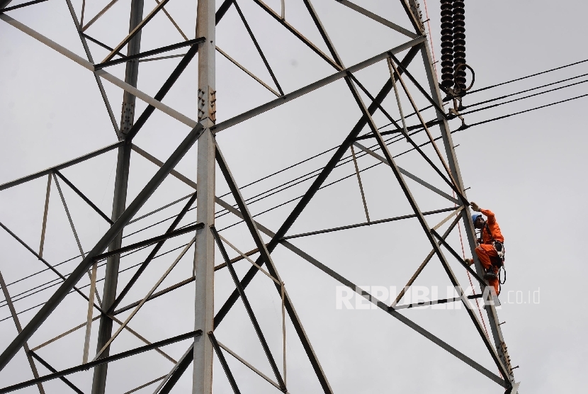 Petugas pemeliharaan PLN melakukan simulasi penyelamatan pada tower sutet 500 KV Gandul-kembangan, Depok, Jawa Barat, Rabu (23/3/). (Republika/Yasin Habibi)