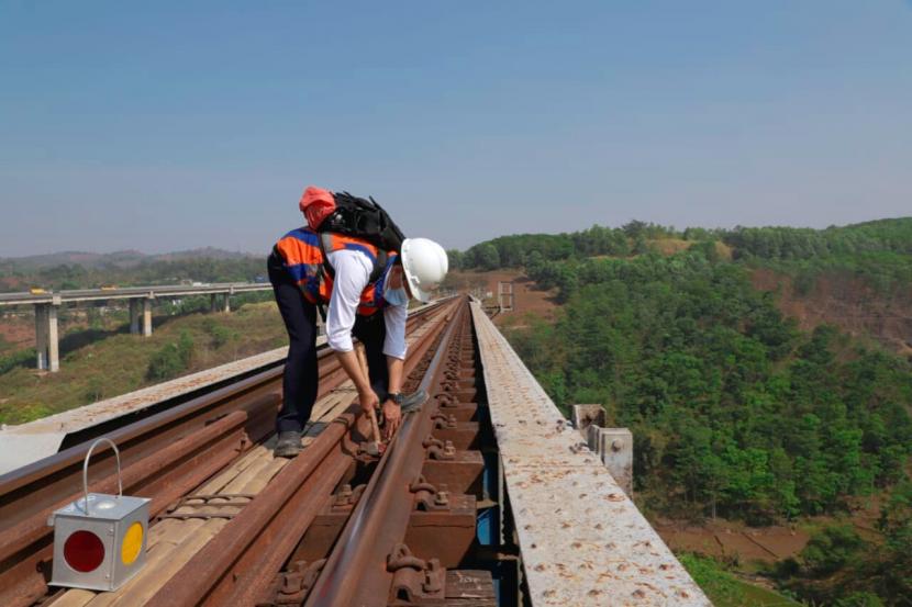 Petugas Pemeriksa Jalur (PPJ) KAI tengah memeriksa rel yang akan dilalui kereta api.