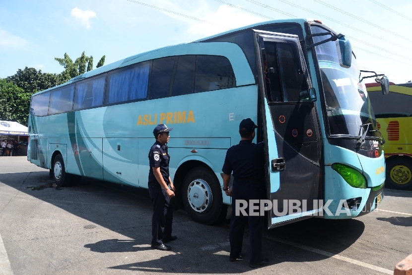 Petugas pemeriksaan kendaraan angkutan darat antar kota antar provinsi (AKAP) di Terminal Kampung Rambutan, Jumat (24/6). (Republika/ Yasin Habibi)