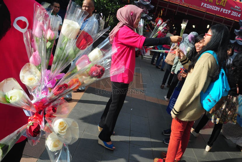   Petugas pemerintah Kota Bandung melakukan sosialisasi zona merah PKL dengan membagikan bunga di Jalan Merdeka, Bandung (Ilustrasi)