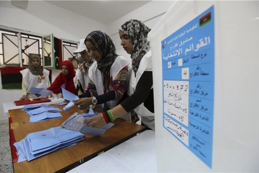  Dewan Fatwa Libya Serukan Pemilu Parlemen Dipercepat. Foto ilustrasi: Petugas pemilu menghitung kertas suara usai pelaksanaan pemilu selesai di Sirte, Libya, Sabtu (7/7). 
