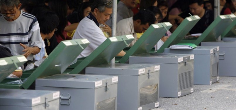  Petugas pemilu Thailand tengah bersiap-siap jelang pemungutan suara.