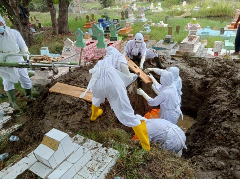 Petugas pemulasaraan dan pemakaman jenazah Covid-19 di Kabupaten Indramayu sedang melaksanakan tugasnya. Meski berisiko tinggi, namun honor mereka belum dibayar selama enam bulan terakhir. 
