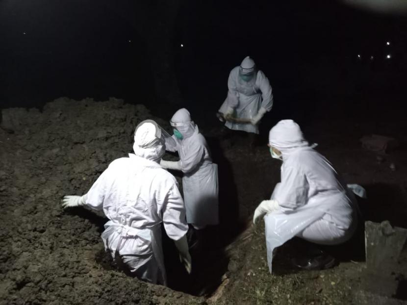 Petugas pemulasaraan dan pemakaman jenazah Covid-19 di Kabupaten Indramayu sedang melaksanakan tugasnya. Meski berisiko tinggi, namun honor mereka belum dibayar selama enam bulan terakhir.