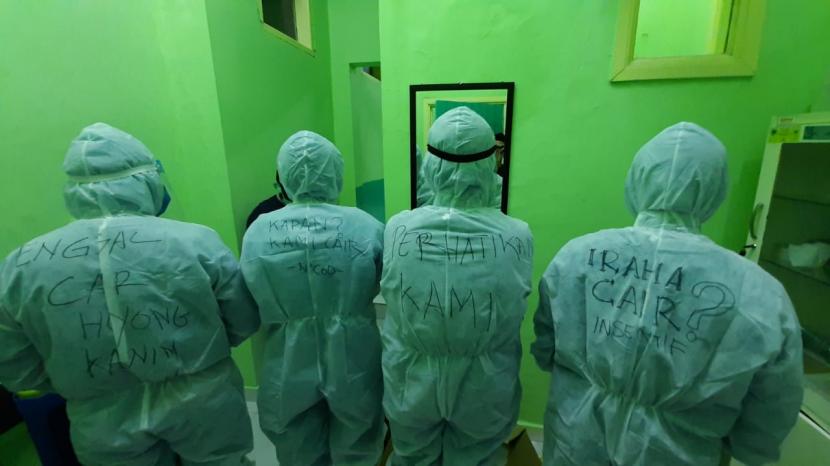 Petugas pemulasaraan jenazah pasien Covid-19 RSUD dr Soekardjo Kota Tasikmalaya, menggunakan APD yang bertuliskan curhatan mereka, Kamis (20/8). 