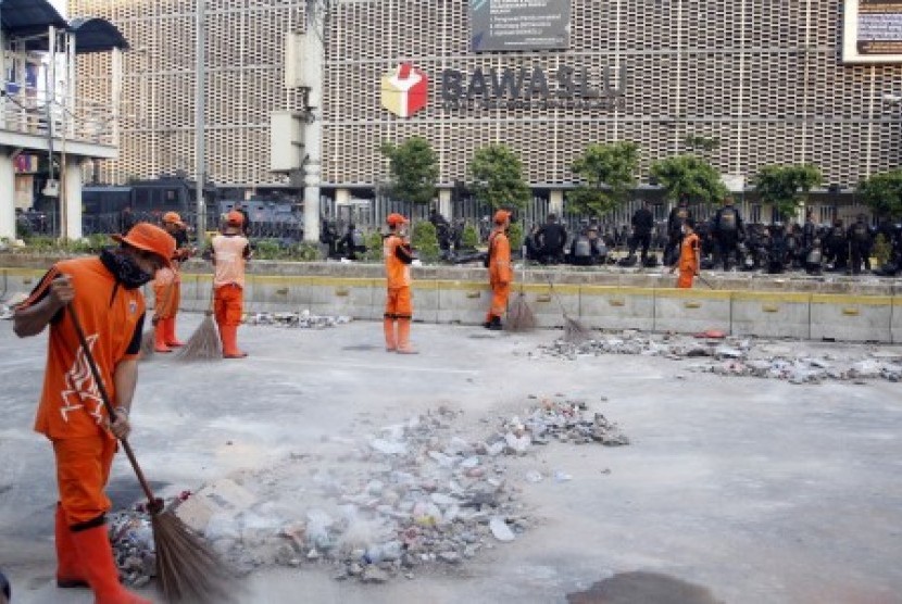 Petugas Penanganan Prasarana dan Sarana Umum (PPSU) membersihkan sisa puing-puing pascakerusuhan di MH. Thamrin, Jakarta, Kamis (23/5/2019). 