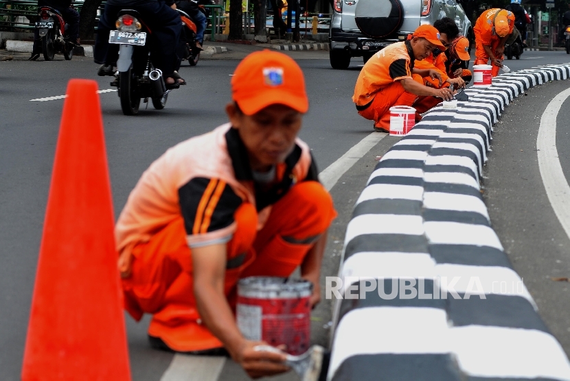  Petugas Penanganan Prasarana dan Sarana Umum (PPSU) mengecat trotoar pembatas jalan di Jalan Raya Pasar Minggu, Jakarta Selatan. Pemkot Jaksel melakukan pengecatan pembatas trotoar menjelang KTT ASEAN 2023.