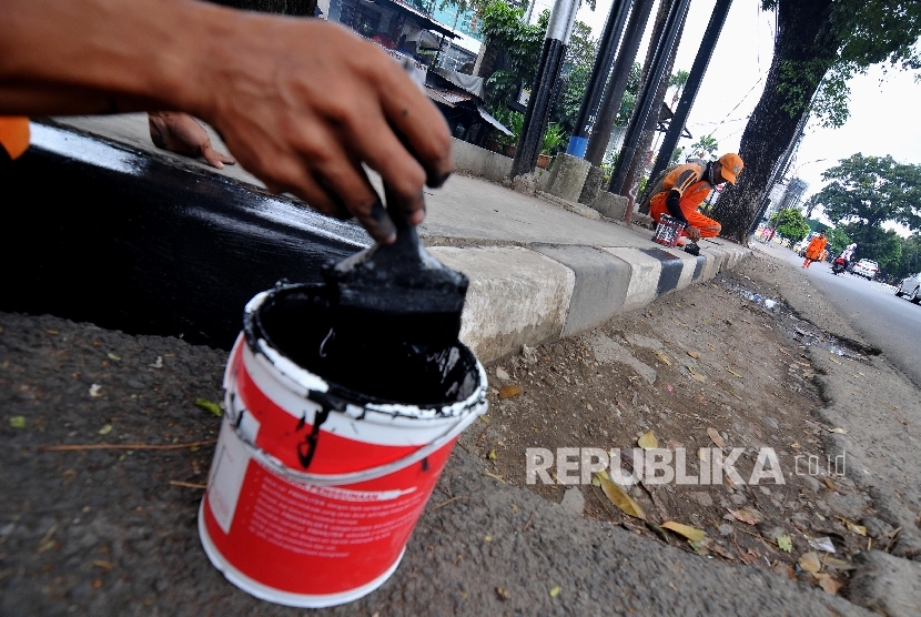 Ilustrasi cat trotoar. Satuan Polisi Pamong Praja (Satpol PP) di Tanah Abang mengenakan sanksi sosial bagi warga yang tidak menggunakan masker dengan mengecat pembatas trotoar atau kanstin yang ada di sepanjang Jalan KS Tubun, Petamburan, Jakarta Pusat.c