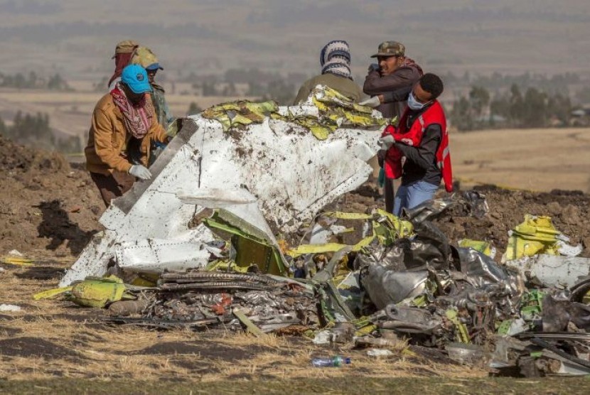 Petugas pencari menelusuri puing armada Ethiopian Airlines di Bishoftu, Debre Zeit, selatan Addis Ababa, Ethiopia, 11 Maret 2019.