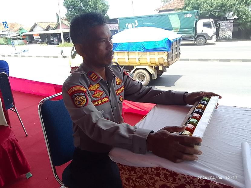 Petugas pencatat kendaraan di Pos Penghitungan Angkutan Lebaran 2024 Dinas Perhubungan Kabupaten Indramayu. 