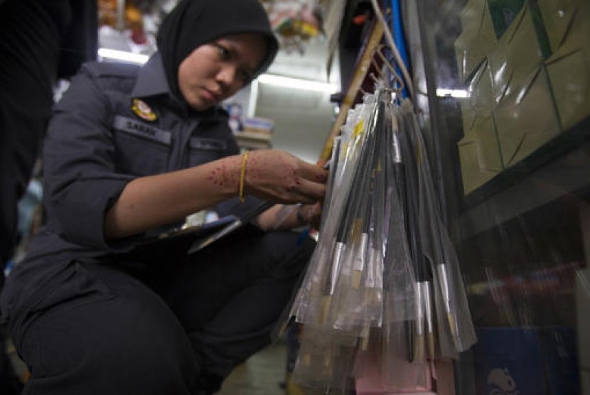 Petugas penegakan hukum perdagangan dalam negeri Malaysia memeriksa kuas cat yang diduga terbuat dari bulu babi di Kuala Lumpur, Rabu, 8 Februari 2017.