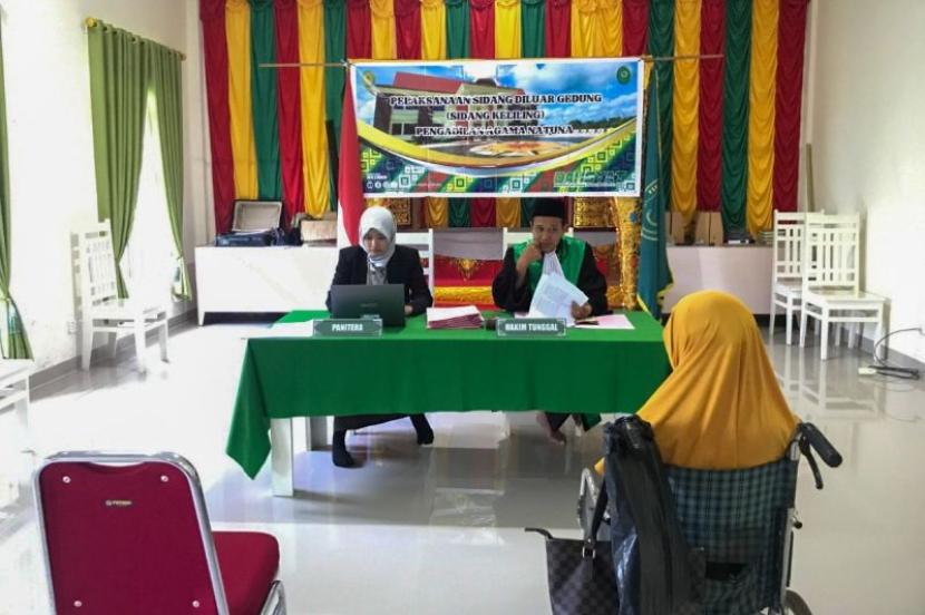 Petugas Pengadilan Agama Natuna menggelar sidang perceraian keliling di kantor kecamatan.