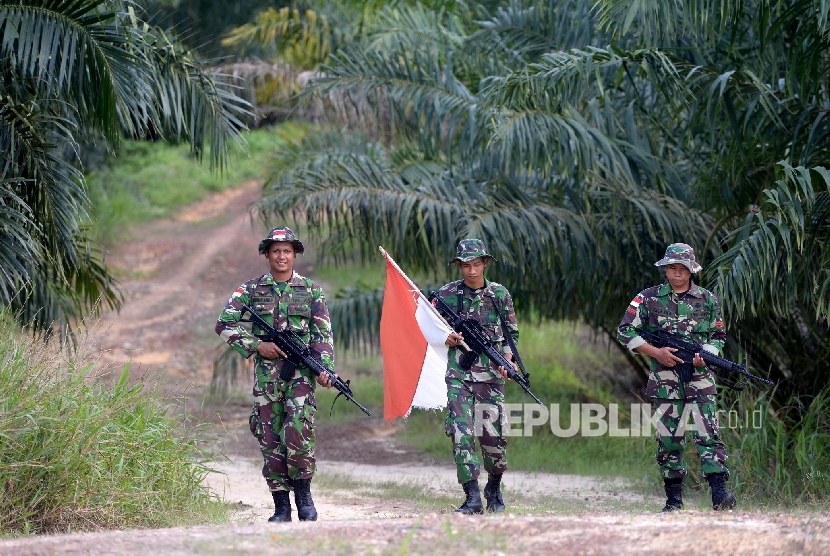  Petugas Pengamanan Perbatasan Indonesia-Malaysia Pos Saparan melakukan patroli rutin di kawasan Saparan, Bengkayang, Kalimantan Barat, Kamis (28/1). (Republika/Wihdan)