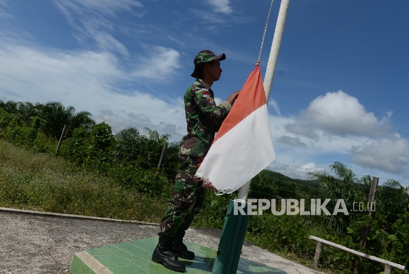 Petugas Pengamanan Perbatasan Indonesia-Malaysia Pos Saparan melakukan patroli rutin di kawasan Saparan, Bengkayang, Kalimantan Barat, Kamis (28/1). (Republika/Wihdan)