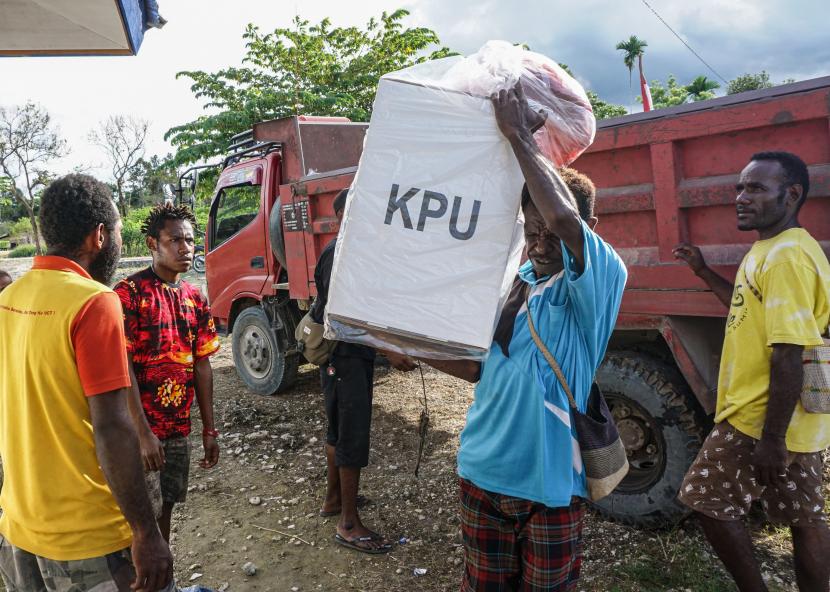 Petugas pengangkutan logistik Pilkada serentak di Kampung Alang-alang, Distrik Skanto, Kabupaten Keerom, Provinsi Papua, Selasa (8/12/2020). Distribusi Alat Pelindung Diri (APD) dan logistik Pilkada Keerom tahap dua tiba di Distrik dan selanjutnya akan didistribusikan ke kampung-kampung. Pilkada di Papua bisa berpotensi memunculkan klaster Covid-19 baru.