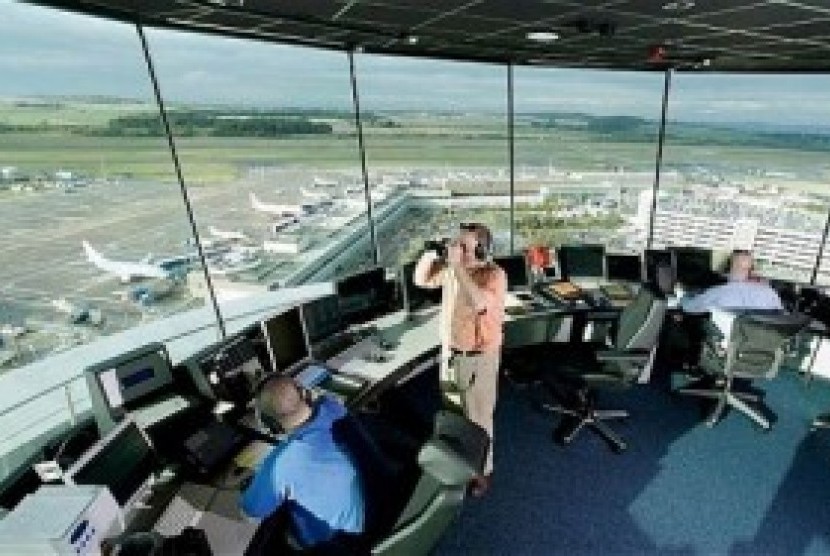 petugas pengatur menara kontrol ('Air Traffic Controller'/ ATC) 