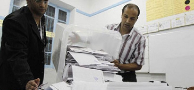 Petugas penghitungan suara pemilu Tunisia