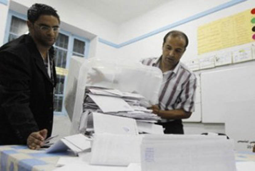 Petugas penghitungan suara pemilu Tunisia