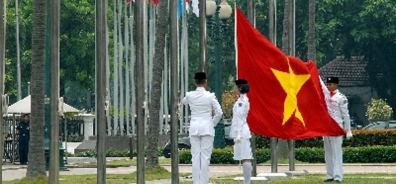 Petugas pengibar bendera mengibarkan bendera Vietnam yang merupakan salah satu bendera negara peserta SEA Games 2011 di halaman Balaikota, Jakarta, Rabu (9/11).