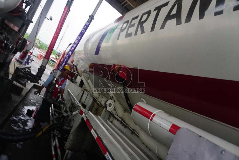 Petugas pengisian bahan bakar di mengisikan BBM jenis Pertalite ke Truk Tangki bahan bakar di Terminal BBM Surabaya Group Pertamina, Surabaya, Selasa (10/11). 