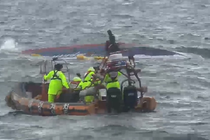 Petugas penjaga pantai Korea Selatan menyelamatkan kapal nelayan yang terbalik.