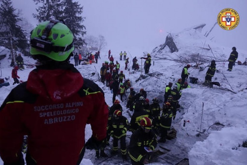 Petugas penyelamat bekerja di reruntuhan Hotel Rigopiano yang diterjang longsor salju di Abruzzo, Italia, Sabtu, 21 Januari 2017.