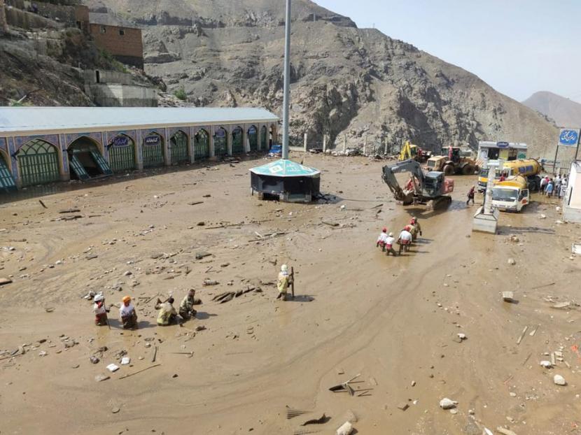 Petugas penyelamat bekerja menyusul banjir yang terjadi di desa Imamzadeh Davoud di utara Teheran, Iran, 28 Juli 2022. 