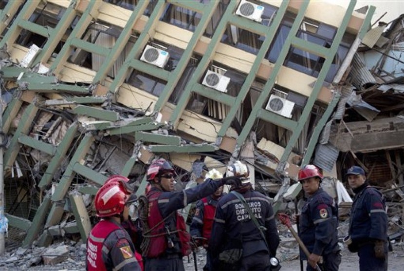 Petugas penyelamat dari Venezuela melakukan pengarahan di tim mereka sebelum mencari korban gempa selamat di Portoviejo, Ekuador, 18 April 2016.