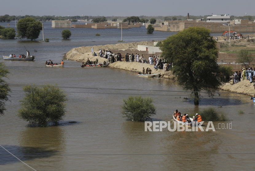 Petugas penyelamat mengevakuasi penduduk desa dari daerah banjir di Jalalpur Pirwala, di distrik Multan, Pakistan, Rabu, 10 September 2025.
