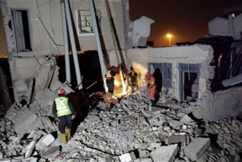 Petugas penyelamat Pakistan mengevakuasi korban ledakan bom mobil  (ilustrasi)
