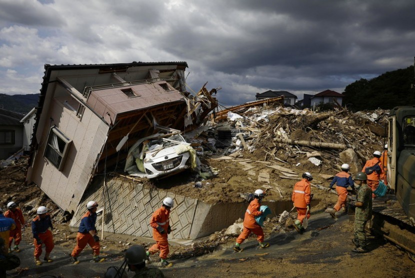 Petugas penyelamat terus mencari korban hilang di Kota Kumano, Prefektur Hiroshima, sebelah barat Jepang, (9/7), usai bencana banjir bandang..