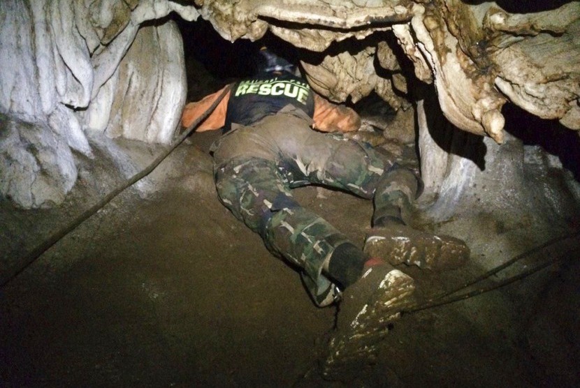 Petugas penyelamat Thailand mencari jalan masuk alternatif ke gua dimana tim sepak bola remaja dan pelatihnya diduga terjebak di Mae Sai, Chiang Rai, Rabu (27/6).