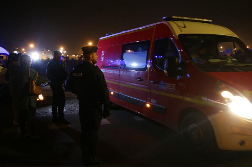  Petugas penyelamat tiba di Pelabuhan Calais, utara Prancis, Rabu (24/11/2021). Petugas mengevakuasi korban yang meninggal akibat perahu karet tenggelam di Selat Inggris.