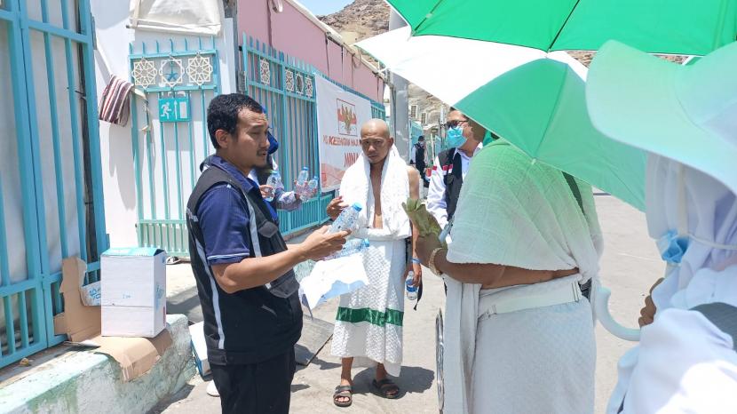 Petugas penyelenggara ibadah haji PPIH Arab Saudi bidang kesehatan terlihat sedang membagikan minuman kepada jamaah haji. Ini Upaya Kemenkes Turunkan Angka Kematian Jamaah Haji
