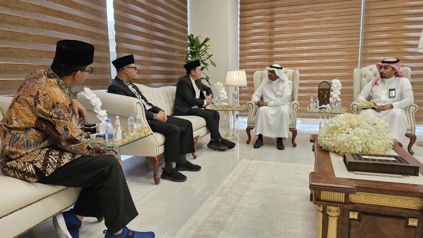 Petugas Penyelenggara Ibadah Haji (PPIH) bersama Wakil Menteri Haji dan Umrah Arab Saudi Abdul Fattah Masyath di kantor Kementerian Haji dan Umrah Arab Saudi, Makkah.