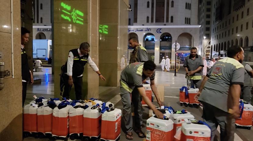 Petugas Penyelenggara Ibadah Haji (PPIH) menyiapkan hotel tempat transit bagi jamaah haji Indonesia kuota tambahan yang tiba di Bandara Mohammad bin Abdul Aziz (AMAA) dekat dengan Masjid Nabawi Madinah.