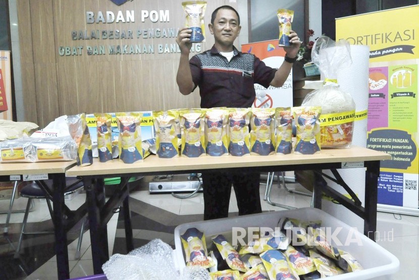 Petugas Penyidik memperlihatkan barang bukti kripik Bikini di Balai Besar Pengawas Obat Dan Makanan Bandung, Jl Paster, Kota Bandung, Sabtu (6/8). (Mahmud Muhyidin)