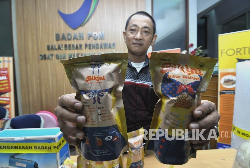 Petugas Penyidik memperlihatkan barang bukti keripik Bikini di Balai Besar Pengawas Obat Dan Makanan Bandung, Jl Paster, Kota Bandung, Sabtu (6/8). (Mahmud Muhyidin)
