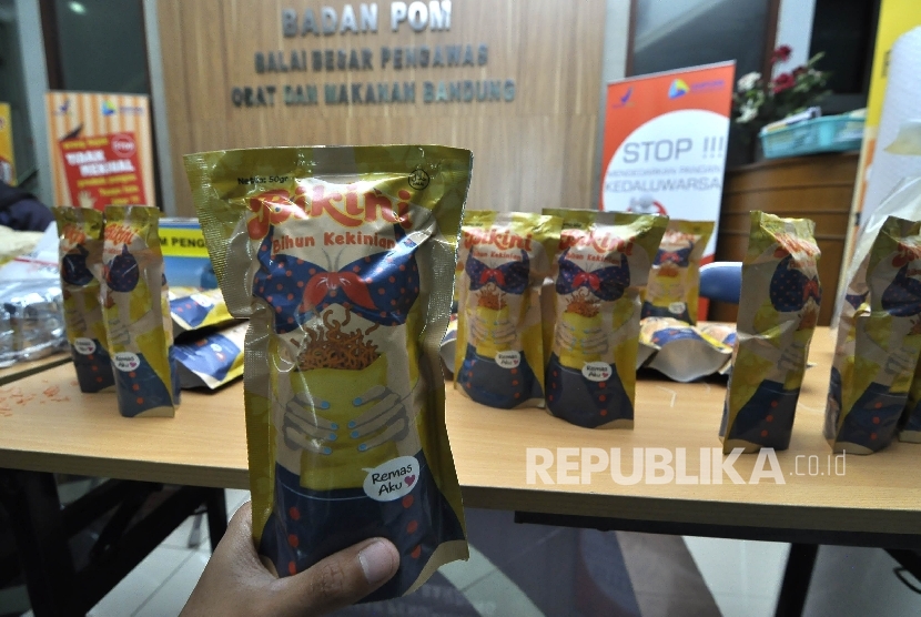 Petugas Penyidik Pegawai Negeri Sipil memperlihatkan barang bukti kripik Bikini di Balai Besar Pengawas Obat Dan Makanan Bandung, Jl Paster, Kota Bandung, Sabtu (6/8).
