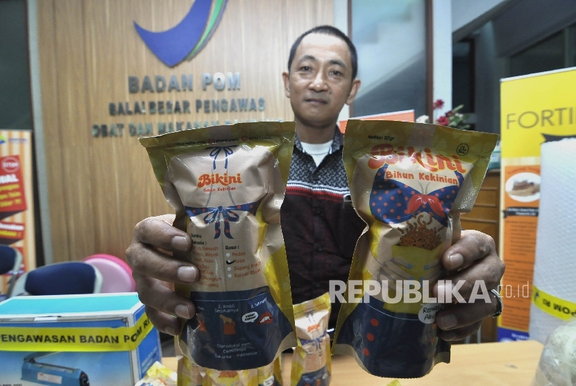 Petugas Penyidik Pegawai Negeri Sipil memperlihatkan barang bukti kripik Bikini di Balai Besar Pengawas Obat Dan Makanan Bandung, Jl Paster, Kota Bandung, Sabtu (6/8).