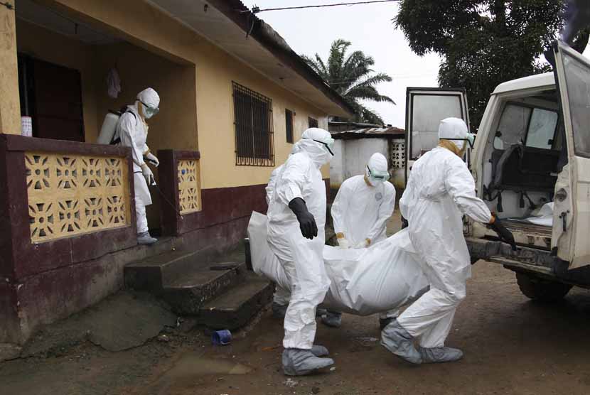 Petugas perawat Liberia membawa jasad korban ebola dari rumahnya di St. Paul Bridge Community di Monrovia, Liberia, Jumat (8/8). 