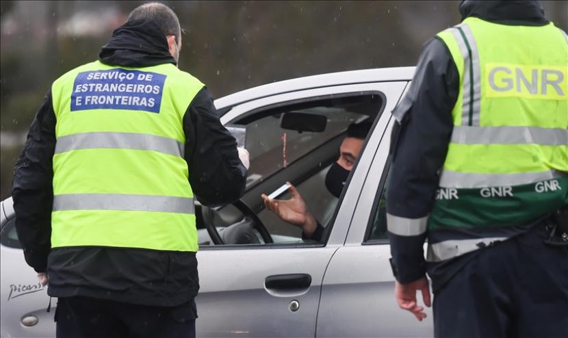 Petugas perbatasan dan imigrasi Portugal memeriksa kendaraan sebelum memasuki negara itu. 
