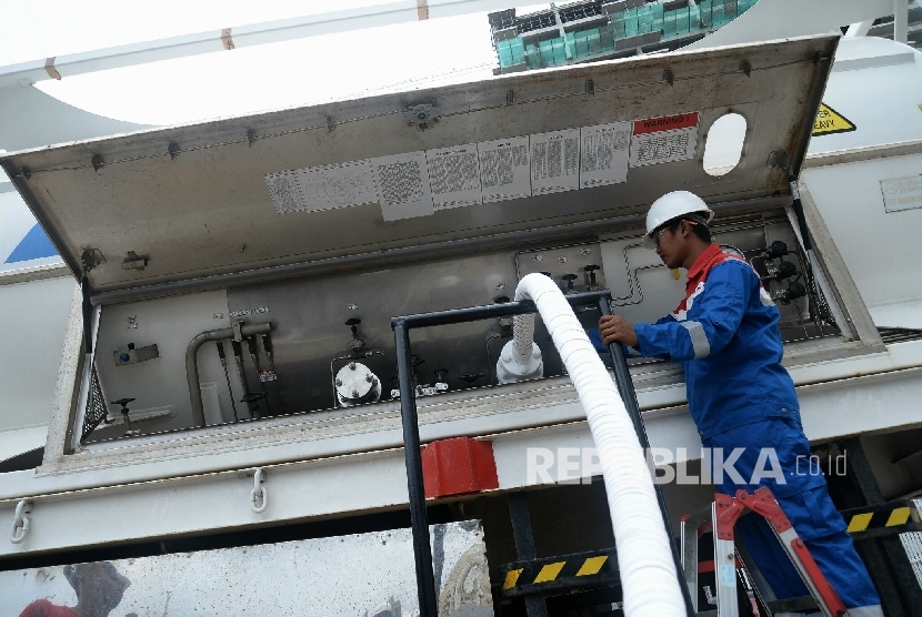  Petugas Pertagas Niaga mengecek suplai LNG di Balikpapan, Kalimantan Timur, beberapa waktu lalu. PT Pertagas Niaga memastikan suplai gas untuk masyarakat tetap stabil.