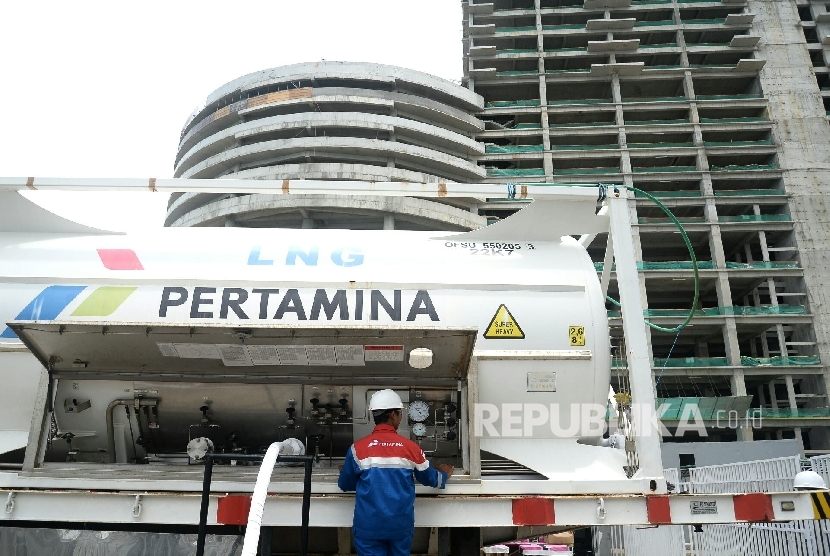  Petugas Pertagas Niaga mengecek suplai LNG untuk dialirkan ke Balcony Mall Balikpapan, Kalimantan Timur, Kamis (14/4). (Republika/Prayogi)