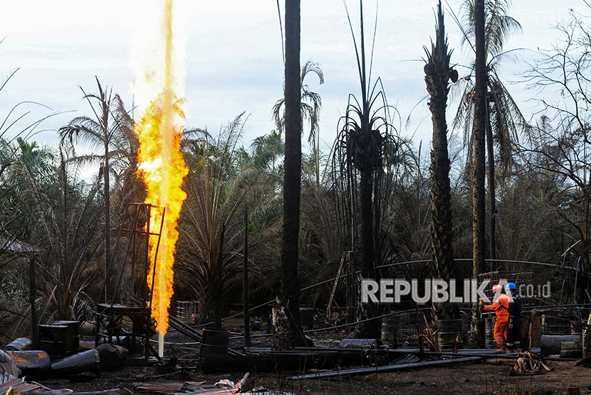 Petugas Pertamina mendeteksi gas dengan menggunakan Gas Detector di titik ledakan semburan api sumur minyak ilegal di Desa Pasir Putih, Ranto Panjang Peureulak, Aceh Timur, Kamis (26/4). 