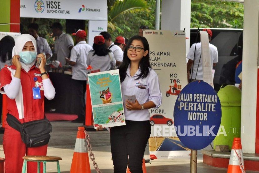 Aktivitas di araea SPBU 44.502.23 Tembalang, Kota Semarang, Senin (18/2). Pertamina mengumumkan penurunan harga pertamax series per Ahad (5/1) pukul 00.00 waktu setempat..