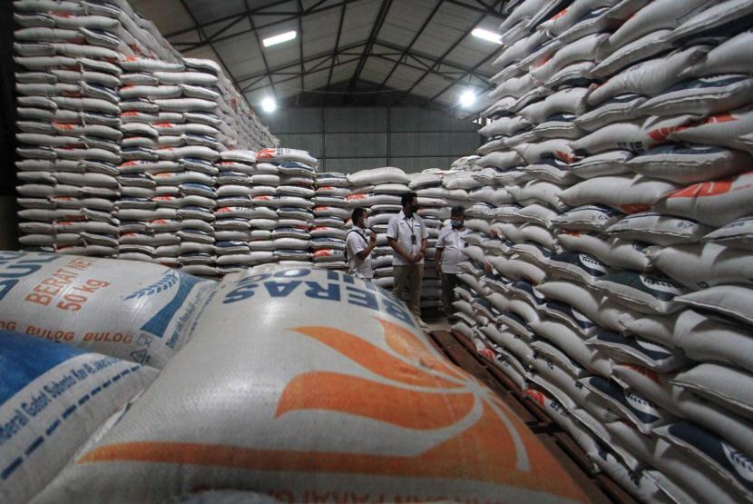Petugas Perum Bulog cabang Indramayu memeriksa stok beras impor di Gudang Bulog Tegalgirang, Bangodua, Indramayu, Jawa Barat, Selasa (23/3). |