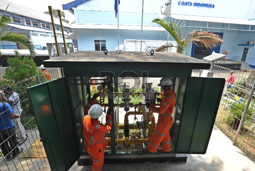 Petugas Perusahaan Gas Negara (Persero) Tbk (PGN) melakukan pengecekan instalasi pipa gas Metering Regulating Station (MRS) di PT Coats Rejo Indonesia Tajur, Bogor, Rabu (28/10).Republika/Edwin Dwi Putranto