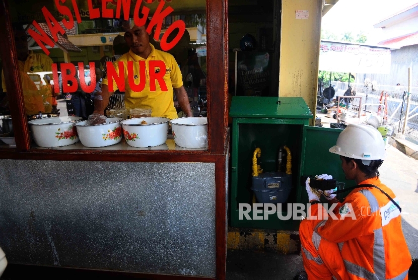 Petugas perusahaan Gas Negara (PGN) melakukan pengecekan meteran saluran pipa gas disebuah rumah makan di Cirebon, Jawa Barat, Senin (17/10).