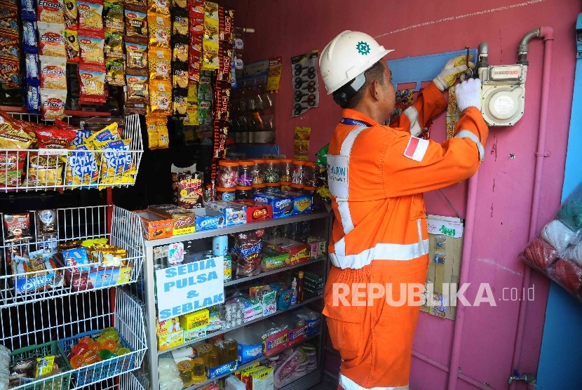 Petugas perusahaan Gas Negara (PGN) melakukan pengecekan meteran saluran pipa gas di Perumahan Permata Harjamukti, Cirebon, Jawa Barat, Senin (17/10). 